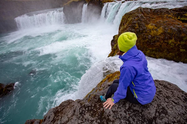 Eine Junge Frau Bewundert Einen Wasserfall Rande Einer Klippe Herbst — Stockfoto