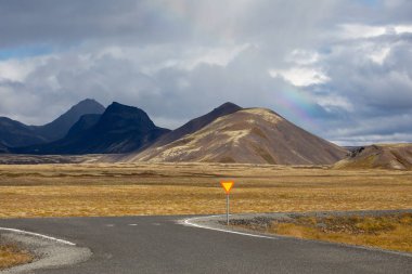 İzlanda'nın Adası üzerinde dağ kadar dolambaçlı yol