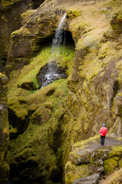 Young Woman Red Backpack Admires View Waterfall Huge Streams Water — Stock Photo, Image