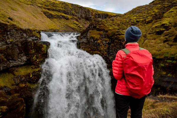 Uma Jovem Com Uma Mochila Vermelha Admira Vista Cachoeira Enormes — Fotografia de Stock