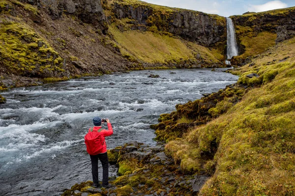 Mladá Žena Červeným Batohem Obdivuje Pohledu Vodopádu Obrovské Proudy Vody — Stock fotografie