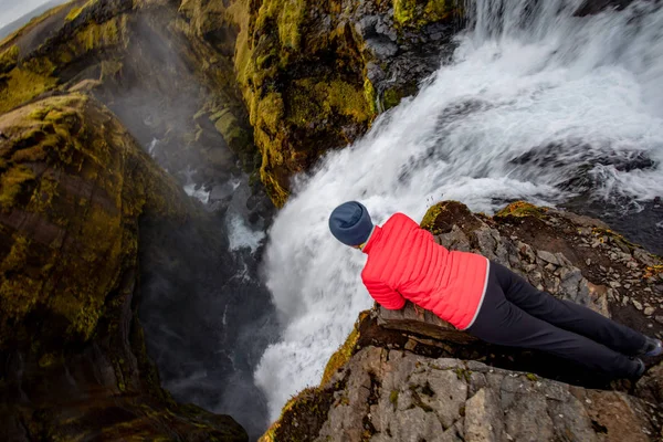 Eine Junge Frau Rot Bewundert Den Blick Auf Einen Wasserfall — Stockfoto