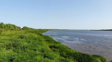 Yukarıdan görüntüleyin. Nehir ve yaz aylarında ağaçların üzerinde uçan. Quadcopter--dan ateş. 4k