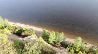 Yukarıdan görüntüleyin. Nehir ve yaz aylarında ağaçların üzerinde uçan. Quadcopter--dan ateş. 4k