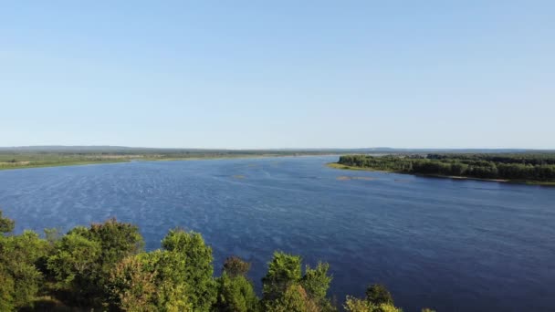 Vue d'en haut. Survoler la rivière et les arbres en été. Tirer depuis le quadcopter. 4K 