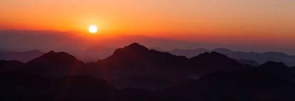 Panorama Vale Montês Pôr Sol Sol Noite Brilha Sobre Horizonte — Fotografia de Stock