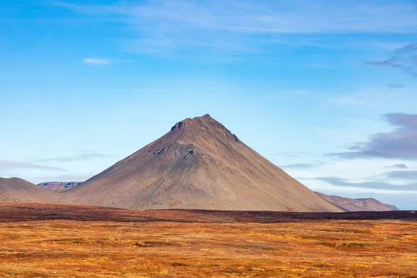 Вид Вулкан Красивый Осенний Пейзаж Горами Яркой Растительностью Исландия Европа — стоковое фото