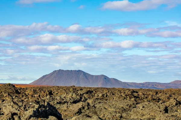 火山的景色 美丽的秋天景观与山脉和明亮的植被 — 图库照片