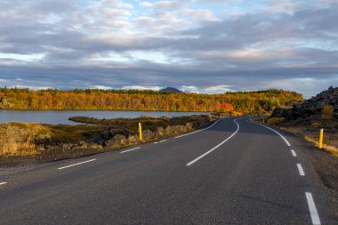 İzlanda'nın Adası üzerinde dağ kadar dolambaçlı yol