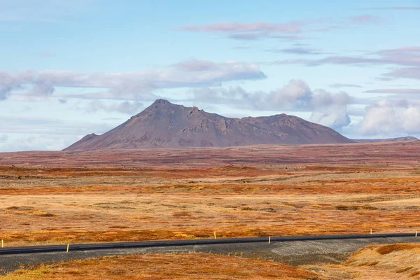 Longa Estrada Sinuosa Através Das Montanhas Ilha Islândia — Fotografia de Stock
