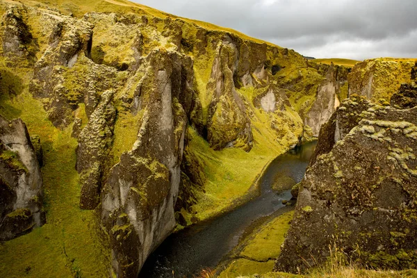深い峡谷 険しい崖を冷たい水で非常に速い川に囲まれた緑のコケが生えています アイスランド物語 Fjardrarglufur の峡谷 — ストック写真