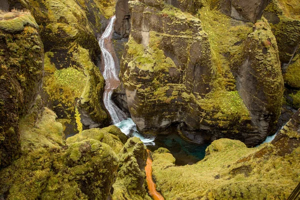 Cañón Profundo Acantilados Empinados Cubiertos Musgo Verde Rodeados Por Río — Foto de Stock