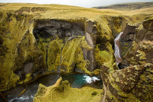 Глубокий Каньон Крутые Скалы Заросшие Зеленью Окруженные Быстрой Рекой Холодной — стоковое фото