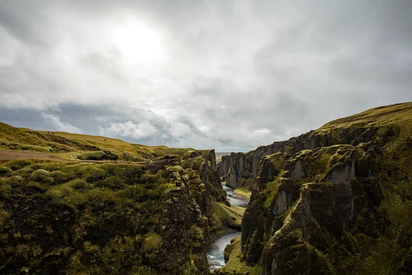 深峡谷 陡峭的悬崖 到处都是绿色的苔藓 周围环绕着一条非常快的河流 有冷水 冰岛故事的峡谷 Fjardrarglufur — 图库照片