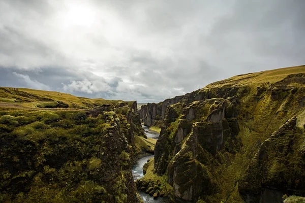 Глибокий Скелястий Каньйон Крутими Скелями Порослі Зеленим Мохом Оточений Дуже — стокове фото