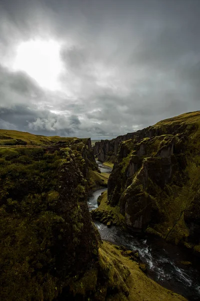 Tiefe Schlucht Steile Klippen Überwachsen Mit Grünem Moos Umgeben Von — Stockfoto