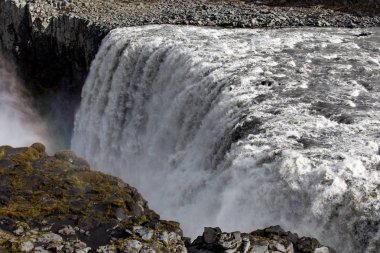 Gökkuşağı şelale Dettifoss üzerinde. Kuzeydoğu İzlanda'daki Vatnajkull Milli Parkı. Avrupa'nın en güçlü şelale.
