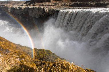 Gökkuşağı şelale Dettifoss üzerinde. Kuzeydoğu İzlanda'daki Vatnajkull Milli Parkı. Avrupa'nın en güçlü şelale.