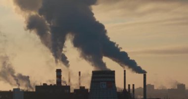4k video. Soğutma kuleleri buğulaması ve günbatımı degrade gökyüzü karşı endüstriyel yığınları Sigara