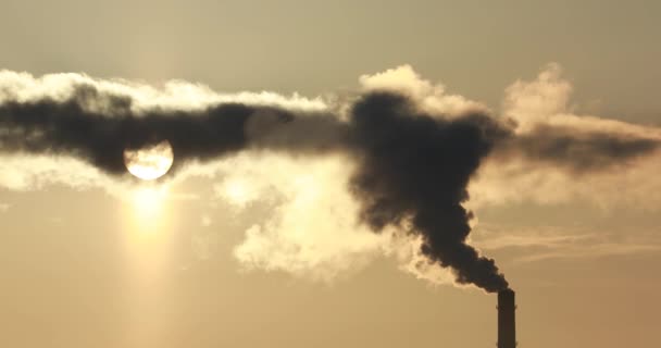 Vídeo Torres Resfriamento Vapor Pilhas Industriais Fumantes Contra Céu Gradiente — Vídeo de Stock