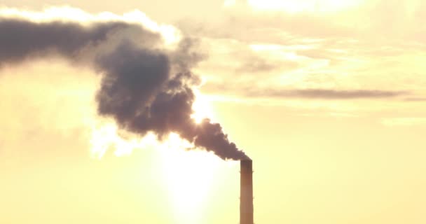 Vídeo Torres Enfriamiento Vapor Pilas Industriales Humeantes Contra Cielo Degradado — Vídeo de stock