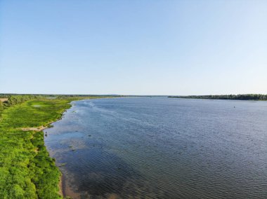 Güzel yaz manzara nehir ve yeşillik ile. Su gökyüzünün yansıması