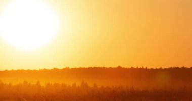 Sunset akşam, renkleri, gökyüzü günbatımı zamanı renklerde. Zaman atlamalı büyük turuncu Güneş ufukta kırmızı mor turuncu mavi pembe günbatımı gökyüzü büyük güneşin battığı zaman ayarlama