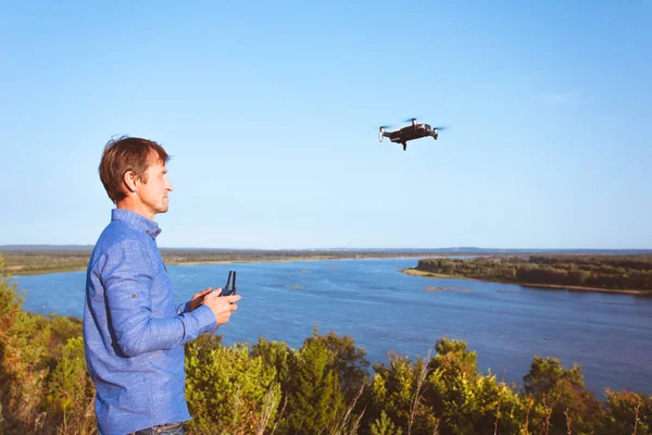 Man Launches Quadcopter Flying Drone River Forest Sunny Day — Stock Photo, Image