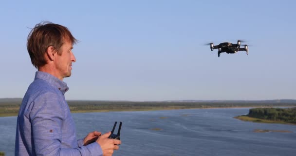 Een Man Lanceert Quadcopter Drone Vliegt Rivier Het Bos Een — Stockvideo