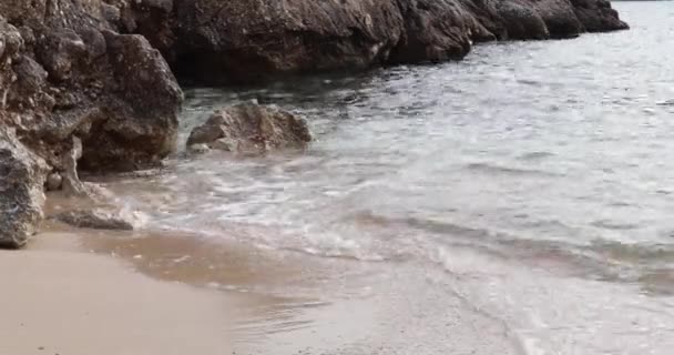 Die Welle Läuft Auf Den Strand Bela Schaum Auf Blauem — Stockvideo