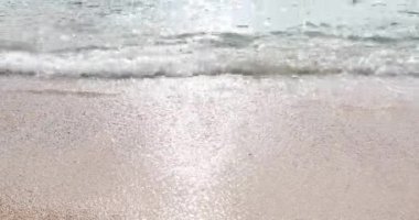 Dalga plaj üzerine çalışır. Bela köpük mavi deniz suyu üzerinde. Sıcak güneşli den tuzlu okyanus. Tatil ve dinlenme için sessiz bir yer