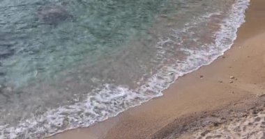 Dalga plaj üzerine çalışır. Bela köpük mavi deniz suyu üzerinde. Sıcak güneşli den tuzlu okyanus. Tatil ve dinlenme için sessiz bir yer