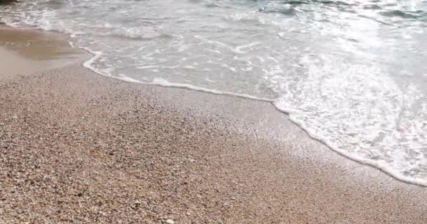 Vågen Går Stranden Bela Skum Blå Havet Vatten Salta Havet — Stockvideo