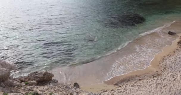 Die Welle Läuft Auf Den Strand Bela Schaum Auf Blauem — Stockvideo