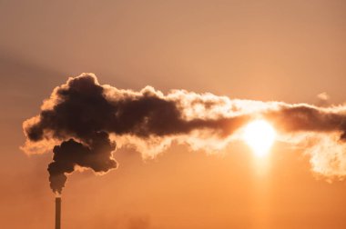 Soğutma kuleleri buğulaması ve günbatımı degrade gökyüzü karşı endüstriyel yığınları Sigara