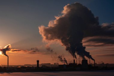 Soğutma kuleleri buğulaması ve günbatımı degrade gökyüzü karşı endüstriyel yığınları Sigara