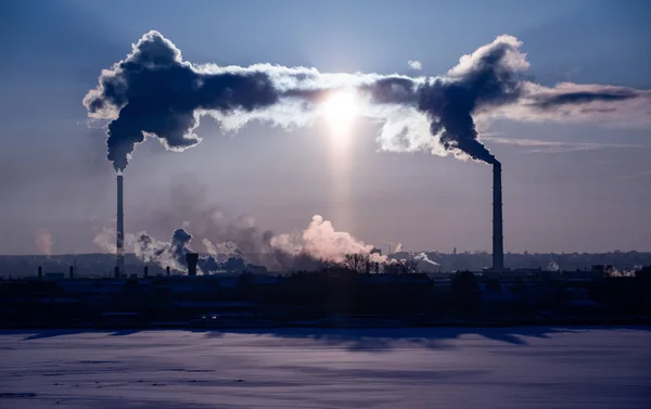冷却塔を蒸す 夕焼けのグラデーションの空に対して産業スタックを喫煙 — ストック写真