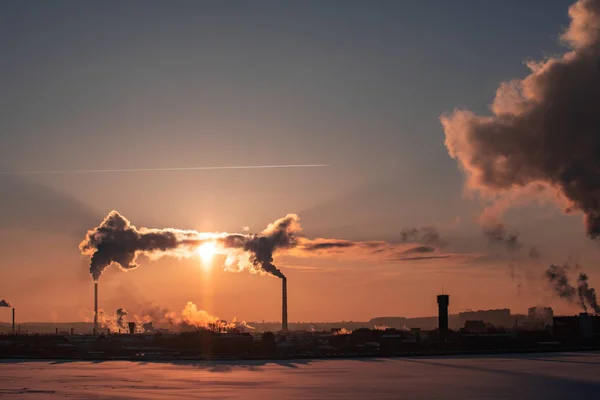 冷却塔を蒸す 夕焼けのグラデーションの空に対して産業スタックを喫煙 — ストック写真