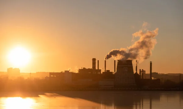 Typu Przemysłowego Rur Których Dym Odpady Przemysłowe Zanieczyszcza Atmosfery Ziemi — Zdjęcie stockowe