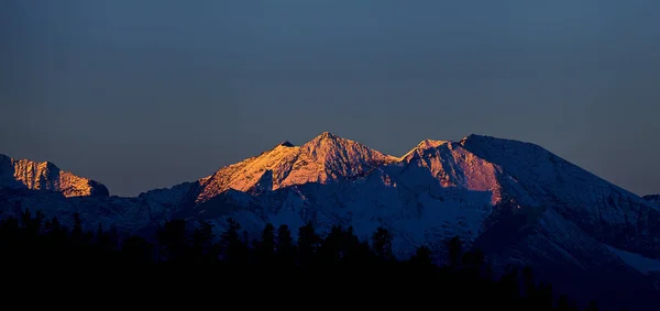 山で撮影した夕日 — ストック写真