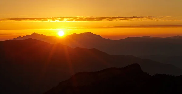 güzel gün batımı dağlarda fotoğrafı