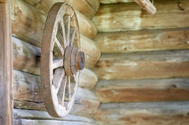 Bir ağaç ve bir tekerlek arka plan. Rusya. Köyü