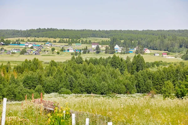 俄罗斯 村庄的看法 夏天农村风景与房子 — 图库照片