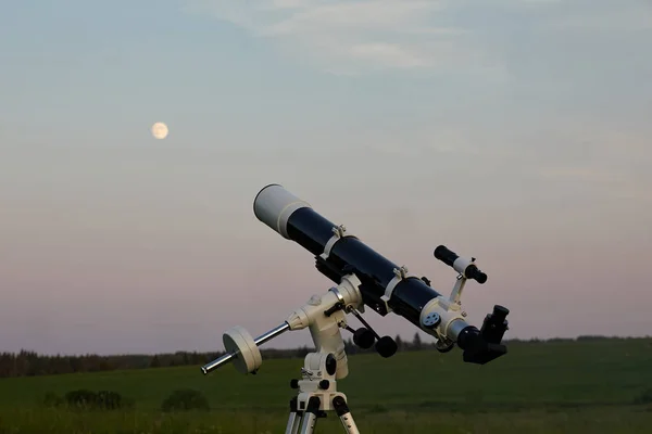 Megfigyelés Csillagok Hold Egy Távcső Nyári Kutatások Technológiák — Stock Fotó