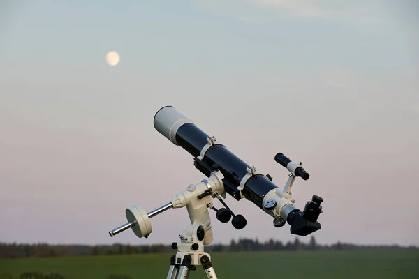 Παρατήρηση Των Αστεριών Και Της Σελήνης Μέσα Από Ένα Τηλεσκόπιο — Φωτογραφία Αρχείου