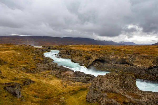 Ισλανδία Θέα Τοπίο Ποτάμι Βουνό Θερμής Ηλιόλουστης Θερινής Ημέρας — Φωτογραφία Αρχείου