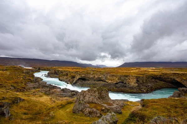 Islanda Panorama Con Fiume Montagna Calda Giornata Estiva Soleggiata — Foto Stock