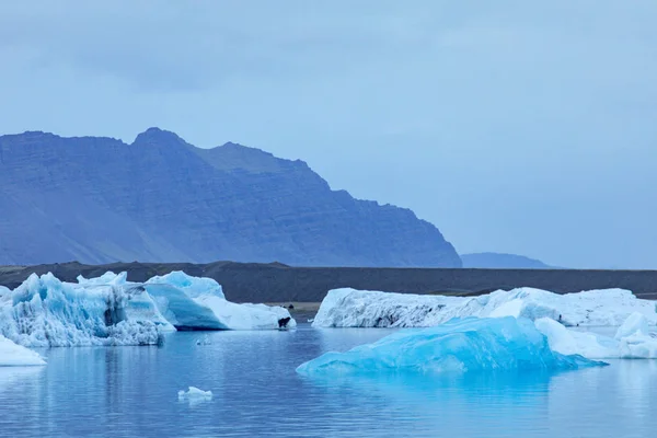 Klippa Med Svart Sandstrand Glaciärlagunen Strand Diamond Beach Sydöstra Island — Stockfoto