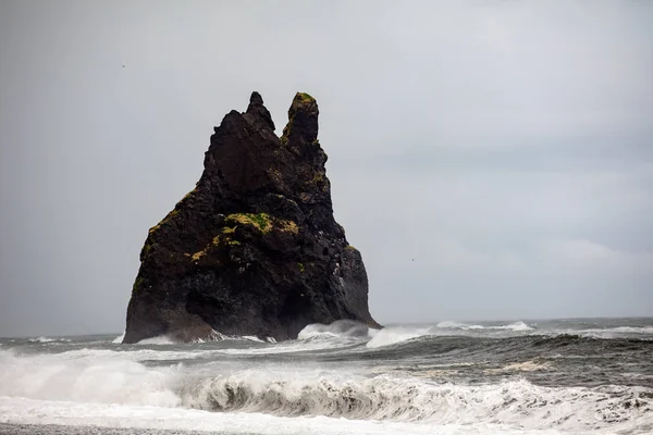 Berühmte Basaltseestapel Aus Reynisdrangar Felsformationen Schwarzen Sand Des Strandes Von — Stockfoto