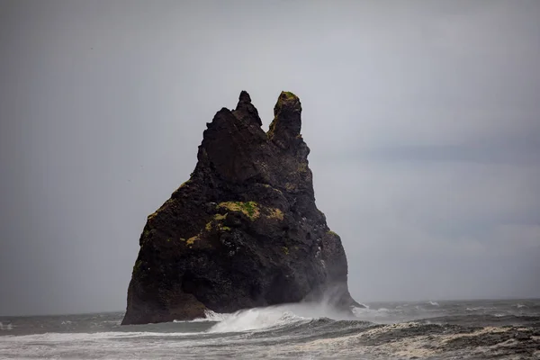 Berühmte Basaltseestapel Aus Reynisdrangar Felsformationen Schwarzen Sand Des Strandes Von — Stockfoto